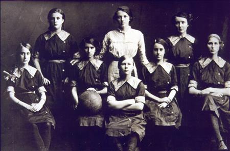 1913 Basketball Team
