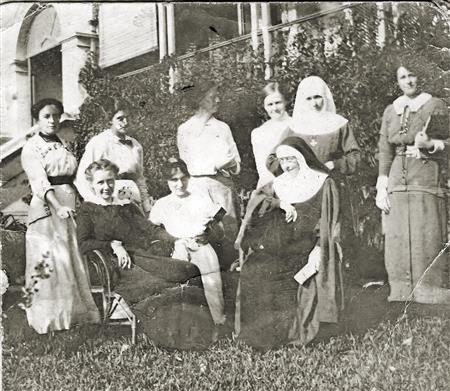 1915 Students and Miss Lyon at St Margaret's House